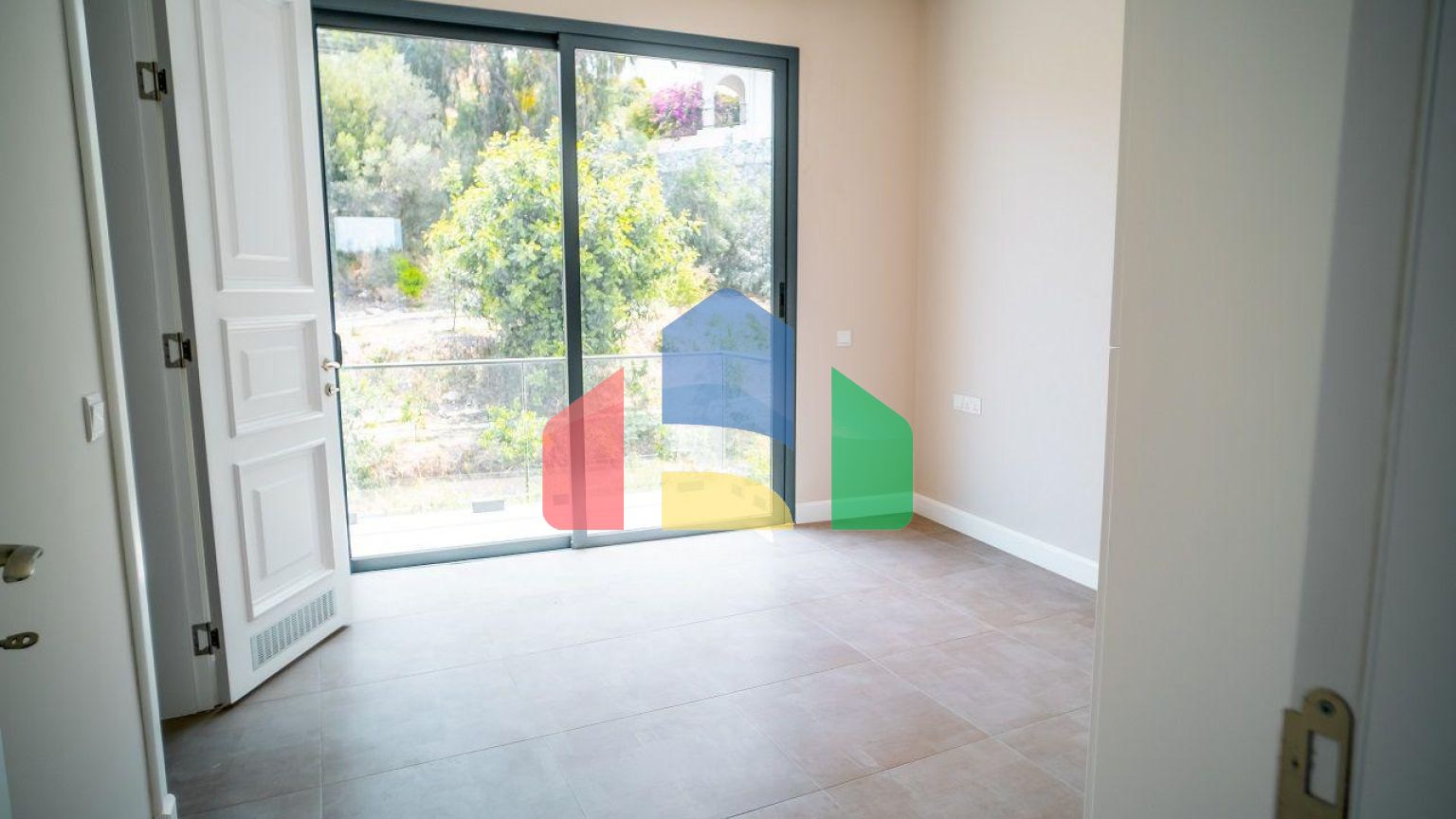 Трехкомнатная квартира 120 м2 с большой террасой на крыше в Беллапаисе