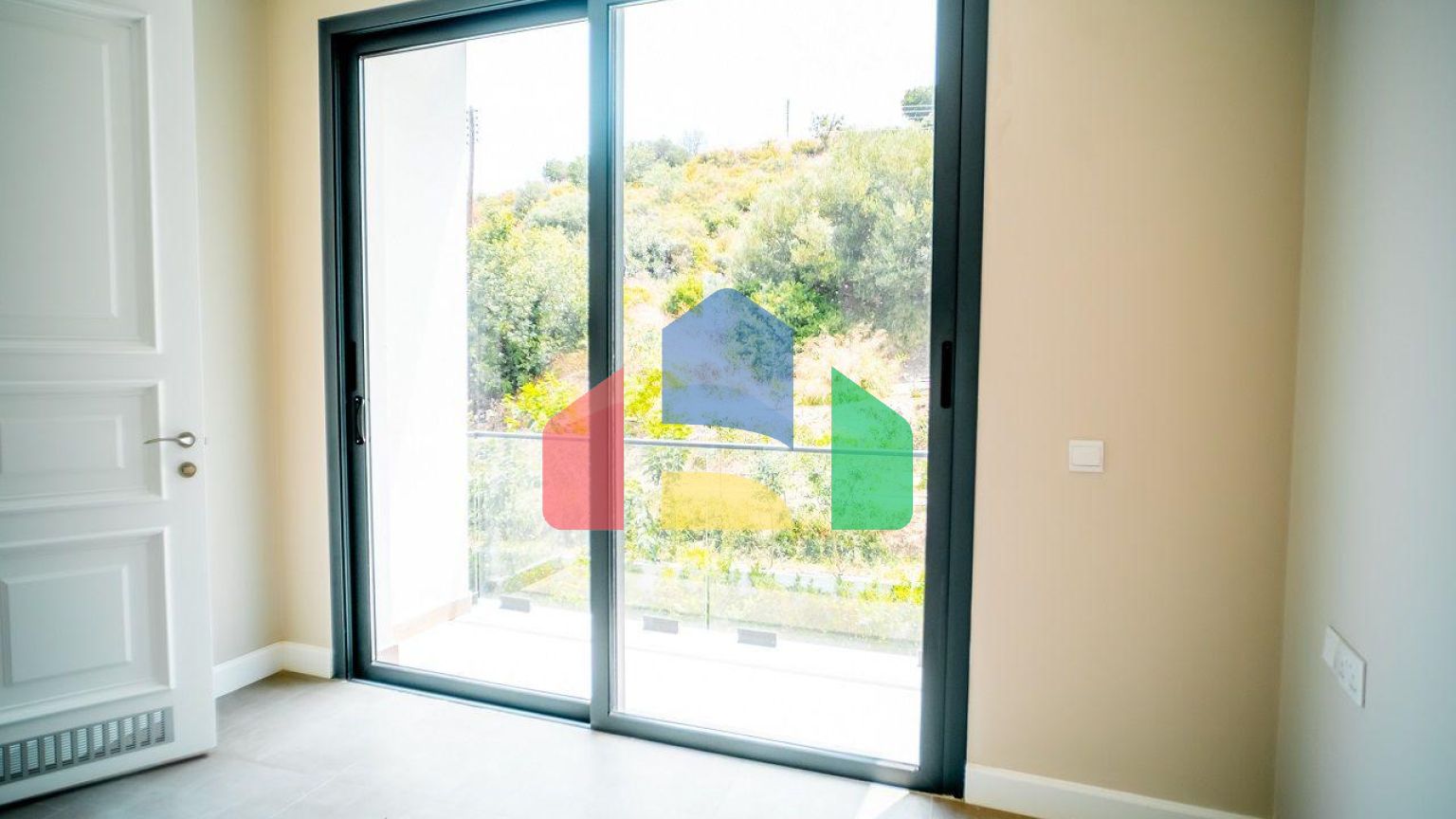 Трехкомнатная квартира 120 м2 с большой террасой на крыше в Беллапаисе