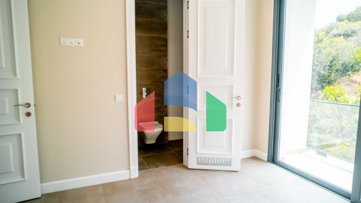 Трехкомнатная квартира 120 м2 с большой террасой на крыше в Беллапаисе