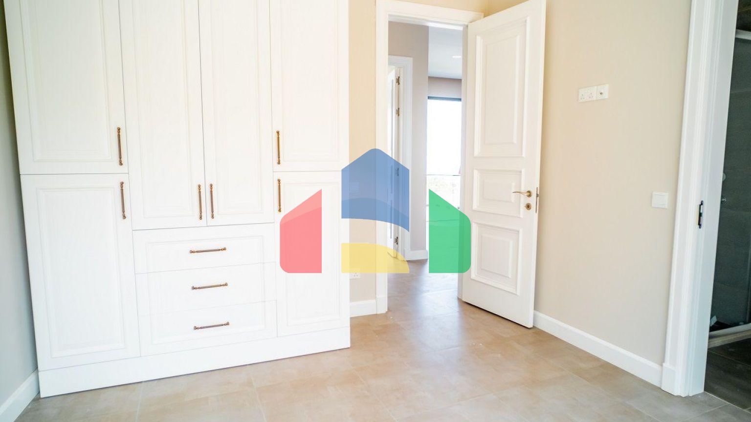 Трехкомнатная квартира 120 м2 с большой террасой на крыше в Беллапаисе