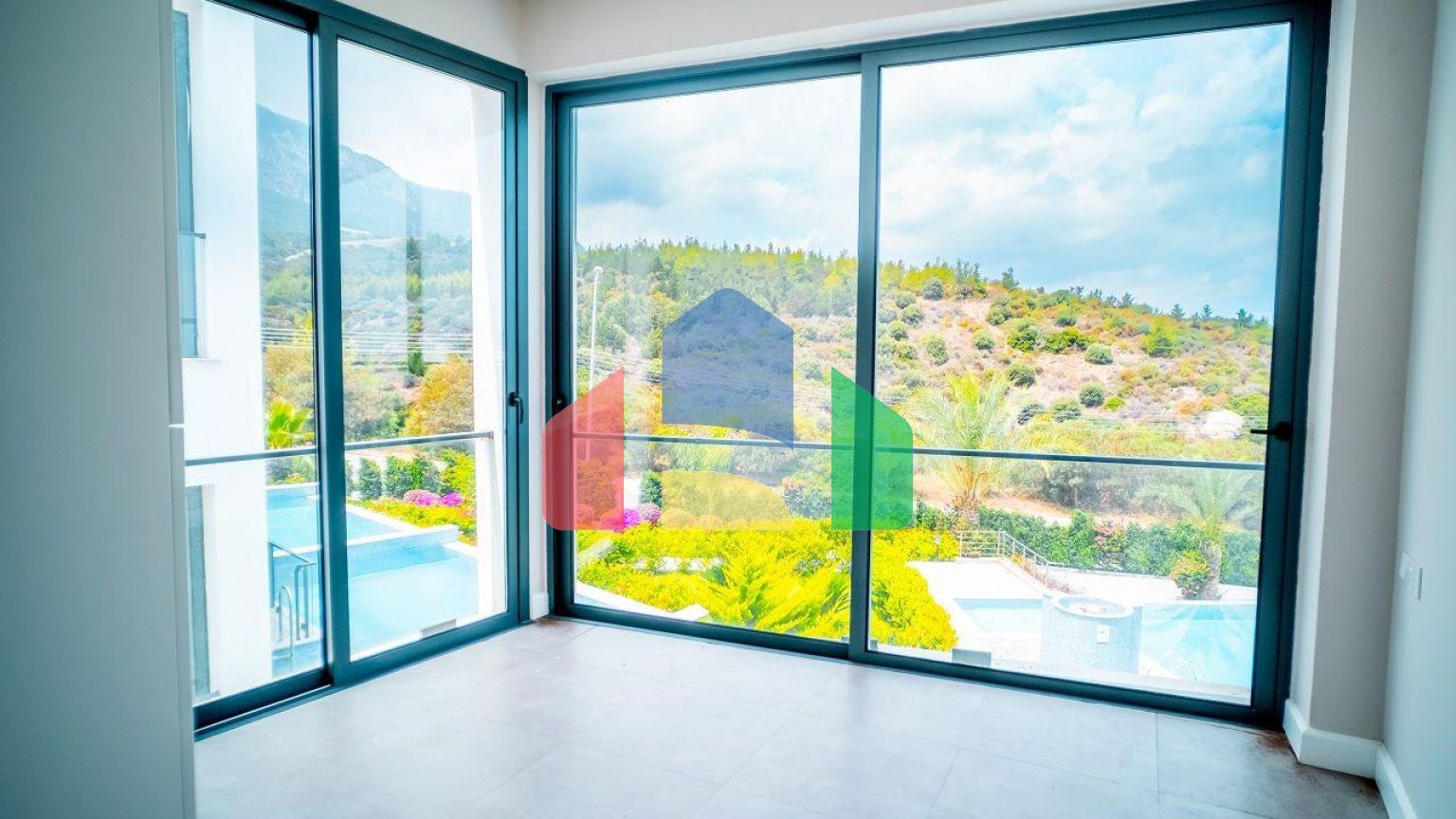 Трехкомнатная квартира 120 м2 с большой террасой на крыше в Беллапаисе