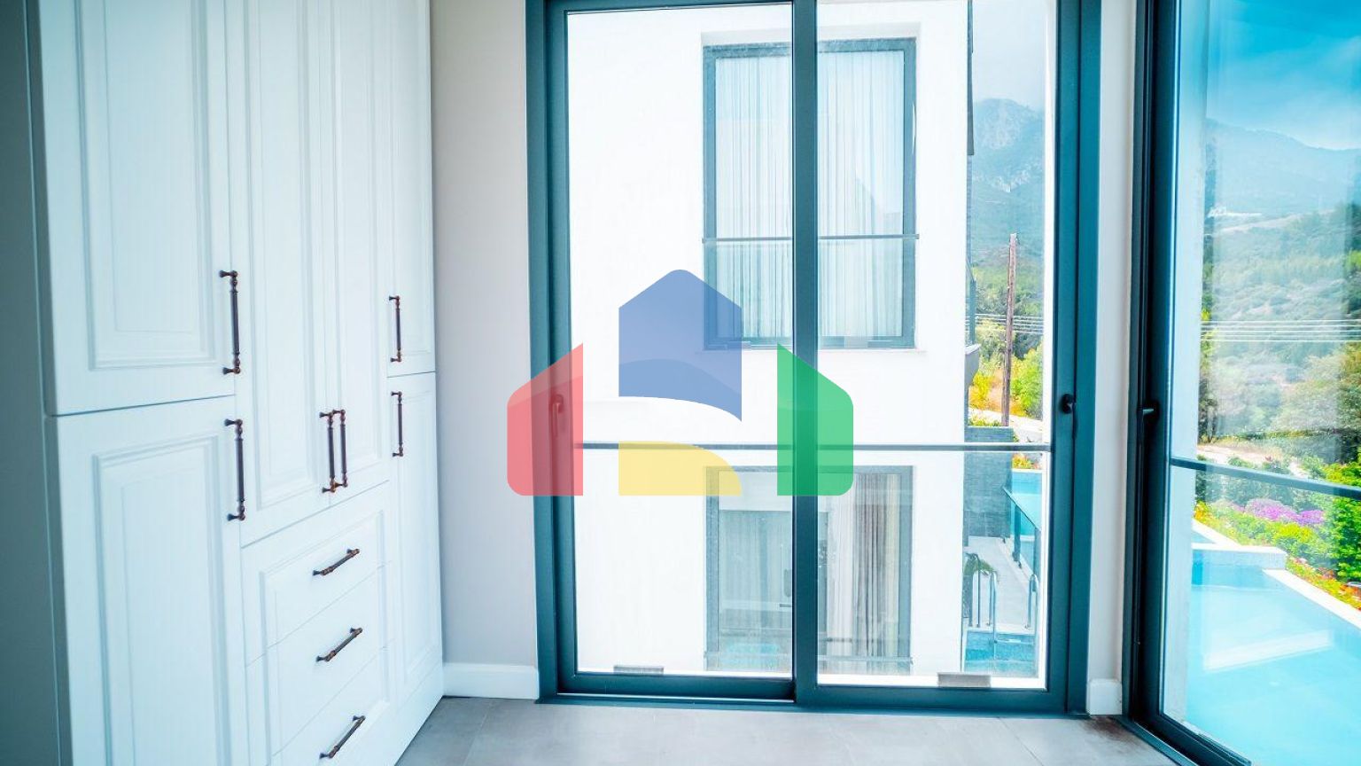 Трехкомнатная квартира 120 м2 с большой террасой на крыше в Беллапаисе