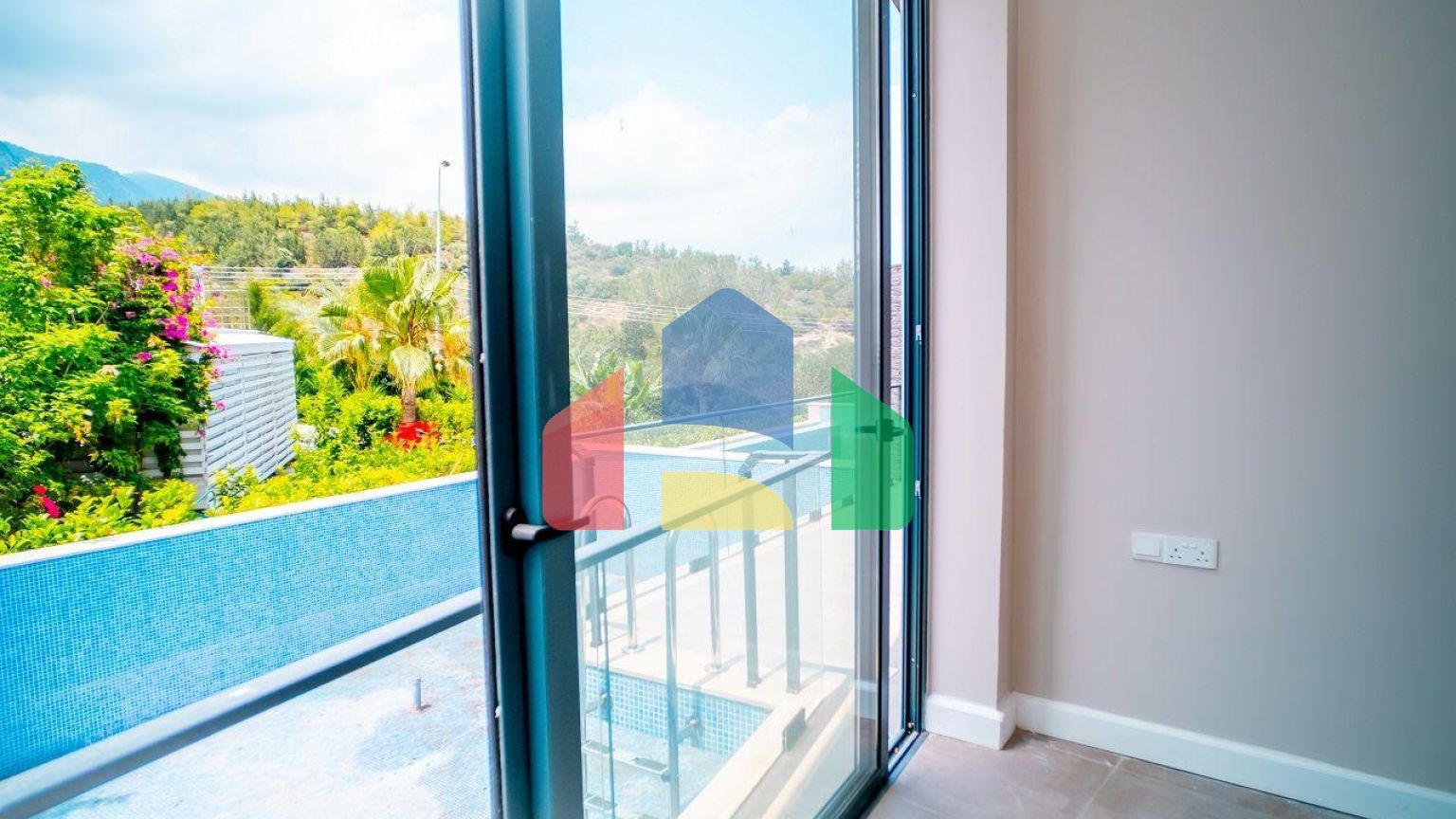 Квартира 4+1 (230 м2) с частным бассейном в Беллапаисе