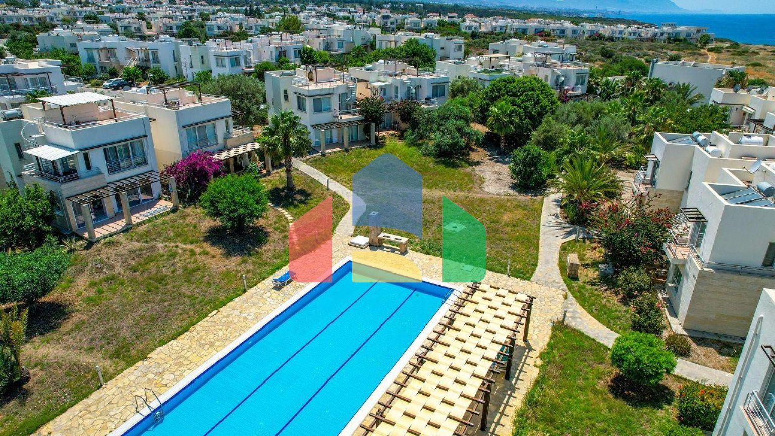 Трехкомнатная квартира 92 м2 с террасой 20 м2 в красивом комплексе у моря