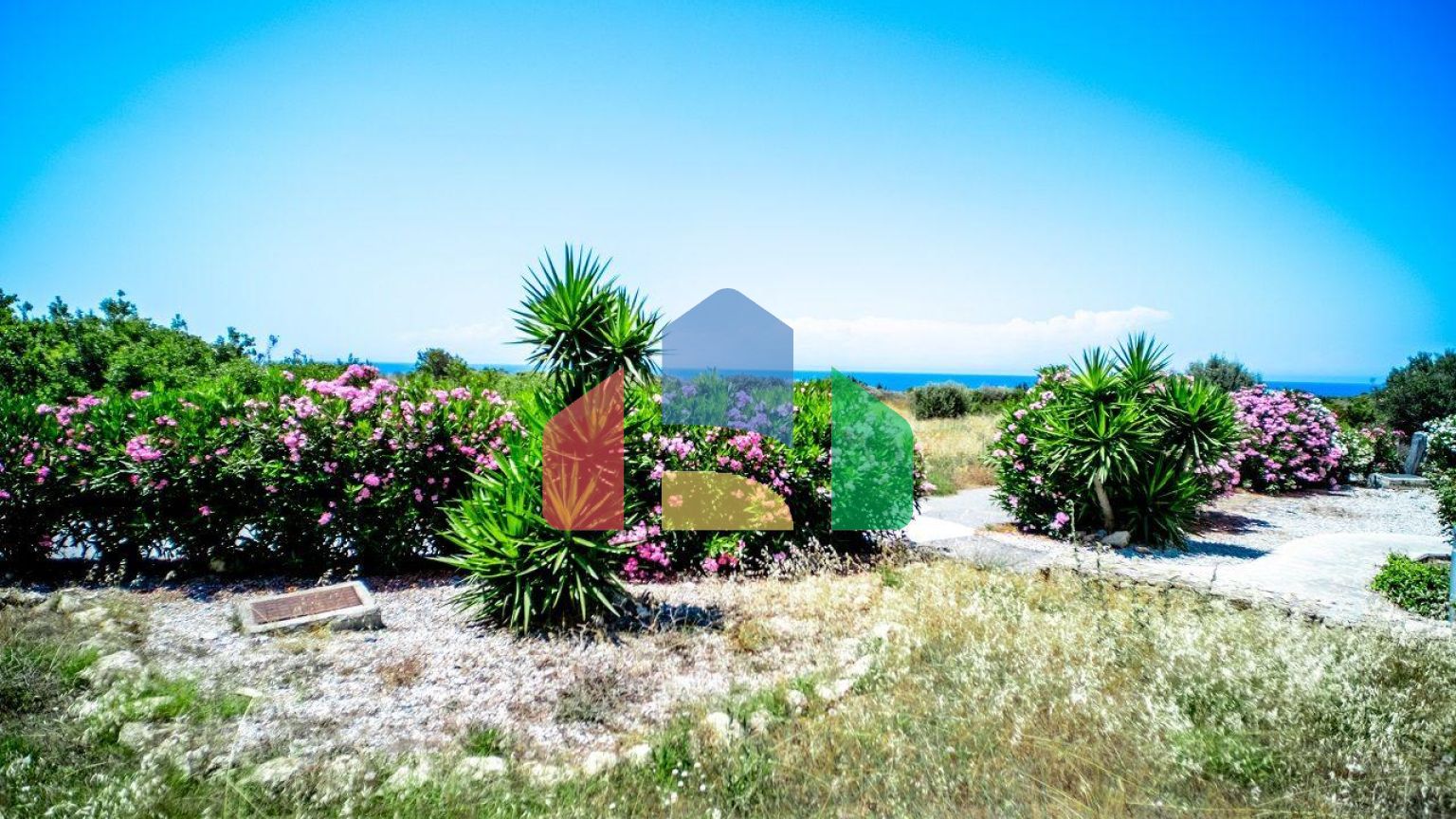 Трехкомнатная квартира 92 м2 с террасой 20 м2 в красивом комплексе у моря