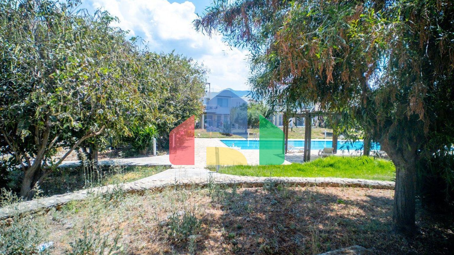 Трехкомнатная квартира 92 м2 с террасой 20 м2 в красивом комплексе у моря