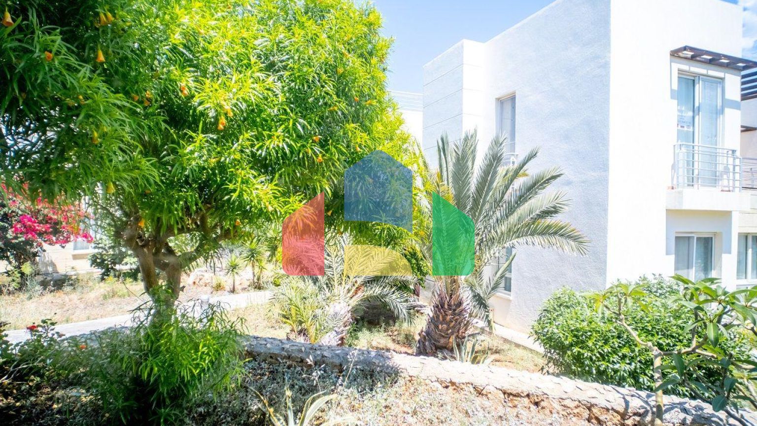 Трехкомнатная квартира 92 м2 с террасой 20 м2 в красивом комплексе у моря