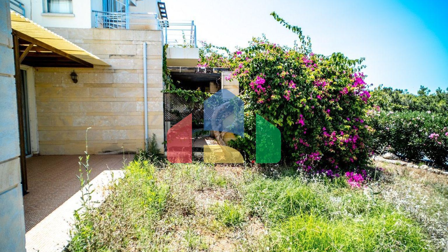 Трехкомнатная квартира 92 м2 с террасой 20 м2 в красивом комплексе у моря