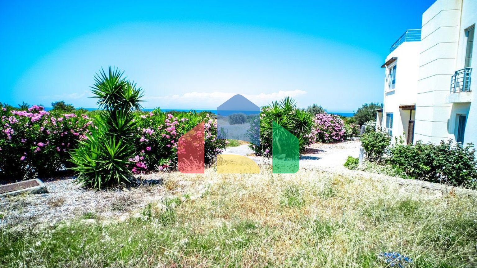 Трехкомнатная квартира 92 м2 с террасой 20 м2 в красивом комплексе у моря