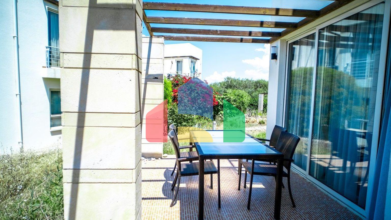 Трехкомнатная квартира 92 м2 с террасой 20 м2 в красивом комплексе у моря