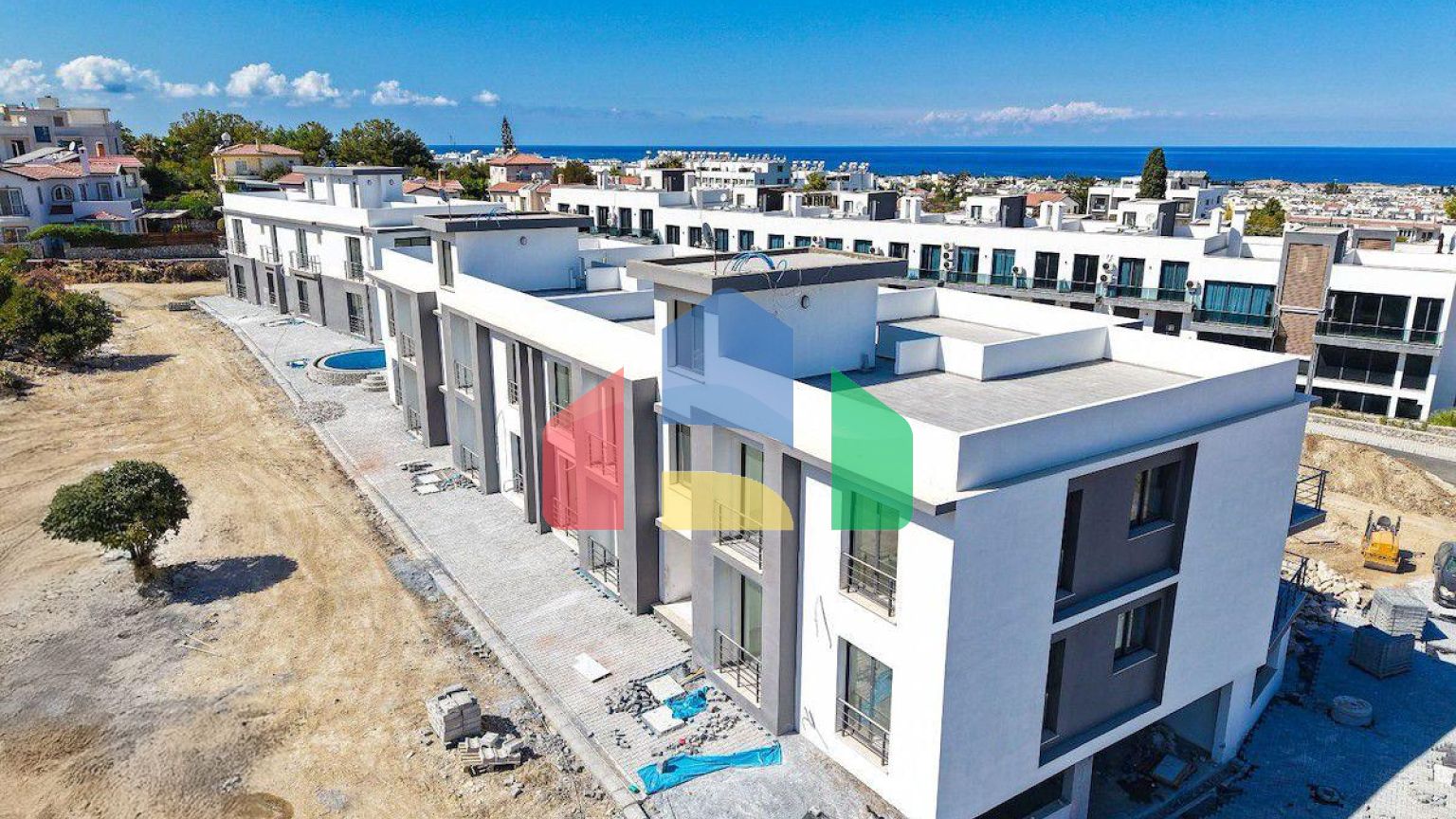 2-комнатные апартаменты 49 м2 с террасой на крыше в уютном комплексе в Алсанджаке