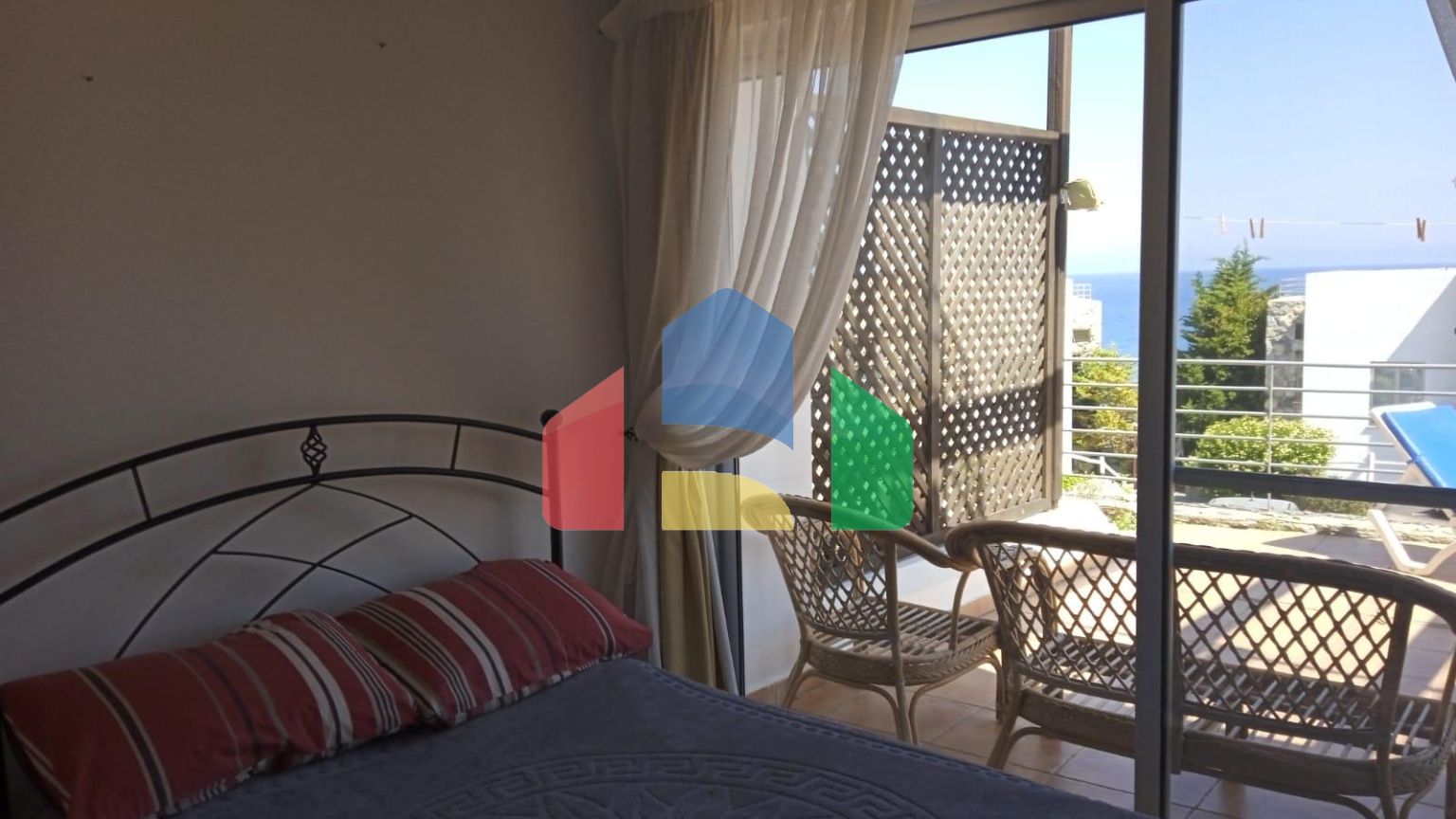 Готовая трехкомнатная квартира 65 м2 с террасой 35 м2 на первой береговой линии в Эсентепе