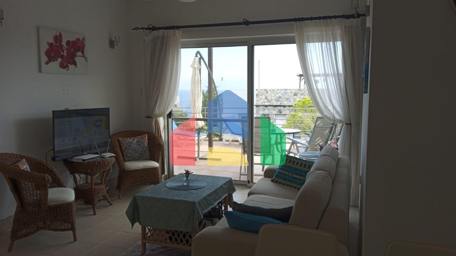 Готовая трехкомнатная квартира 65 м2 с террасой 35 м2 на первой береговой линии в Эсентепе