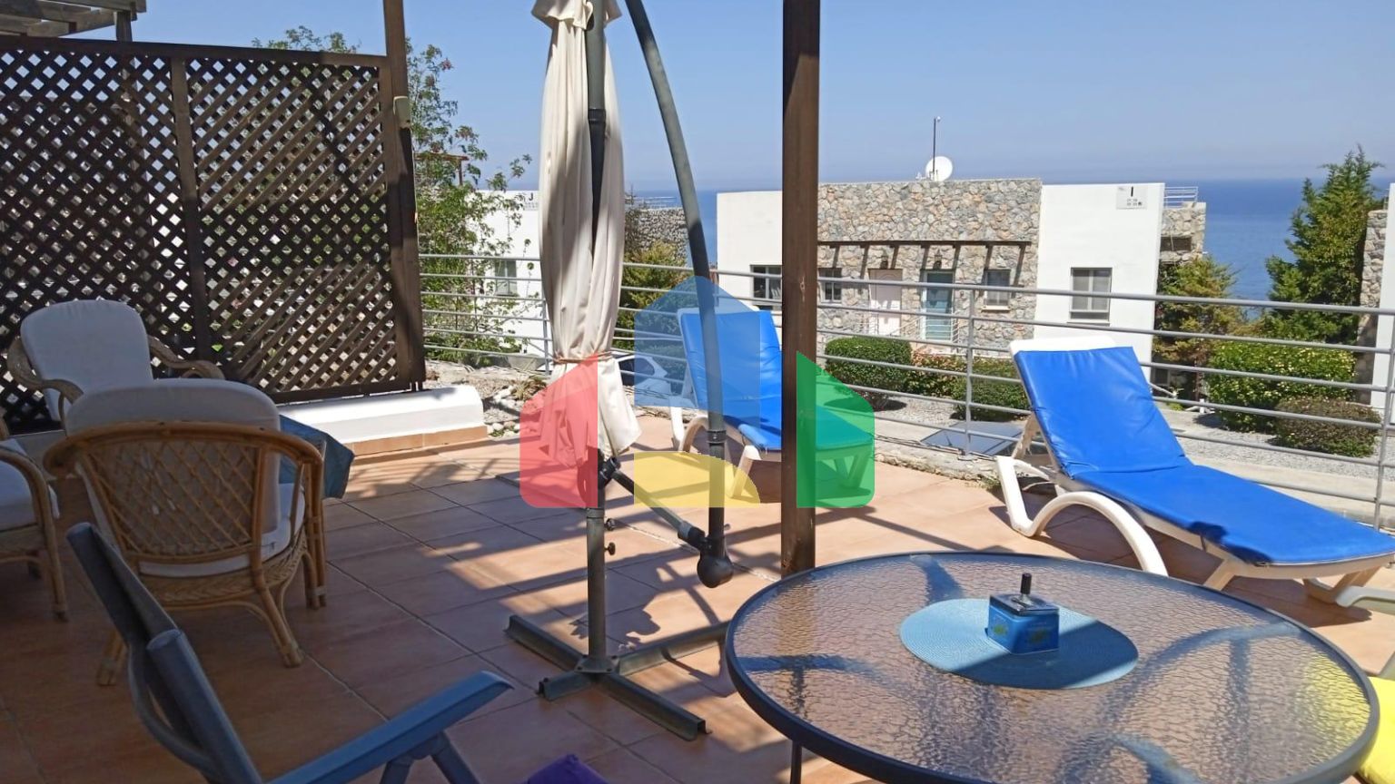 Готовая трехкомнатная квартира 65 м2 с террасой 35 м2 на первой береговой линии в Эсентепе