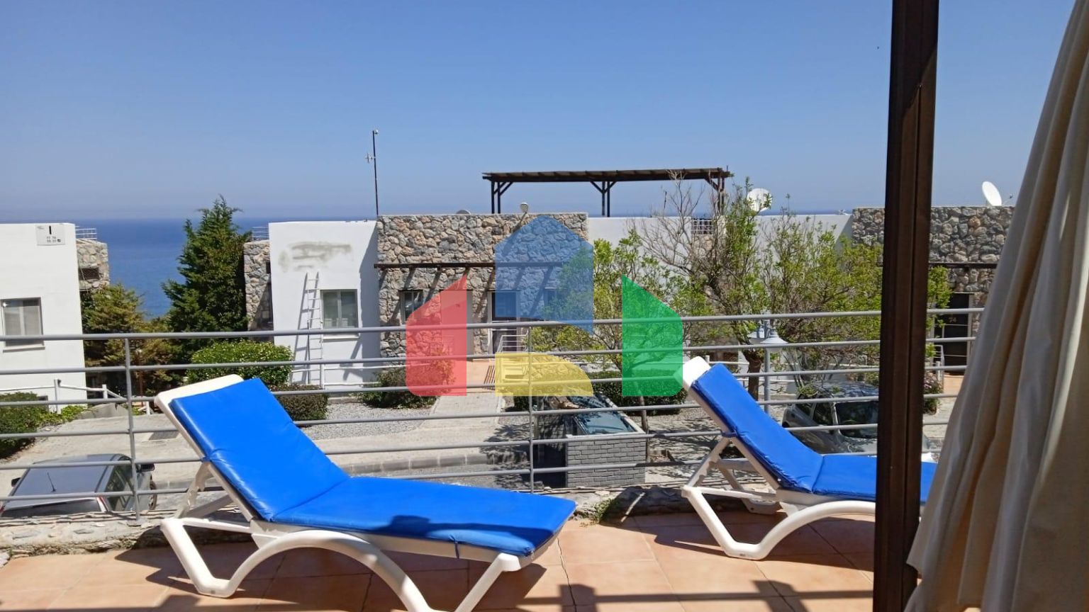 Готовая трехкомнатная квартира 65 м2 с террасой 35 м2 на первой береговой линии в Эсентепе