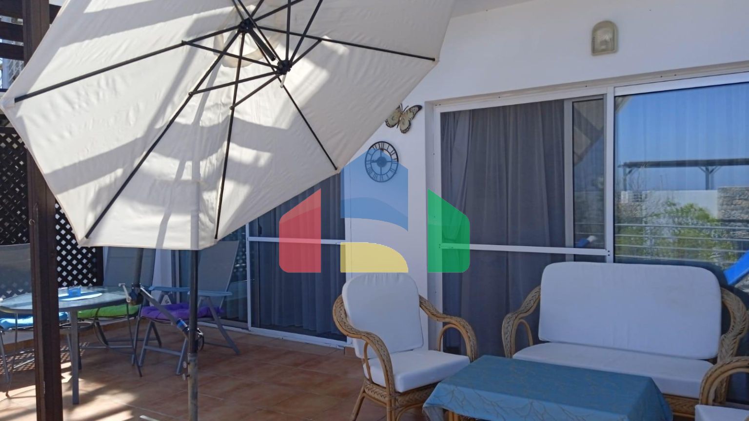 Готовая трехкомнатная квартира 65 м2 с террасой 35 м2 на первой береговой линии в Эсентепе