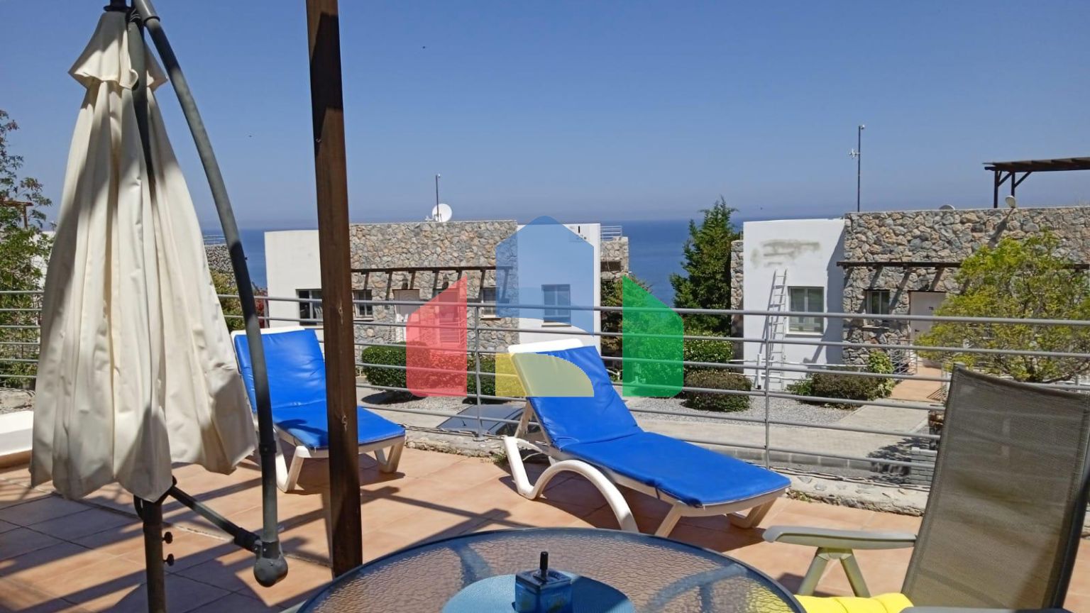 Готовая трехкомнатная квартира 65 м2 с террасой 35 м2 на первой береговой линии в Эсентепе