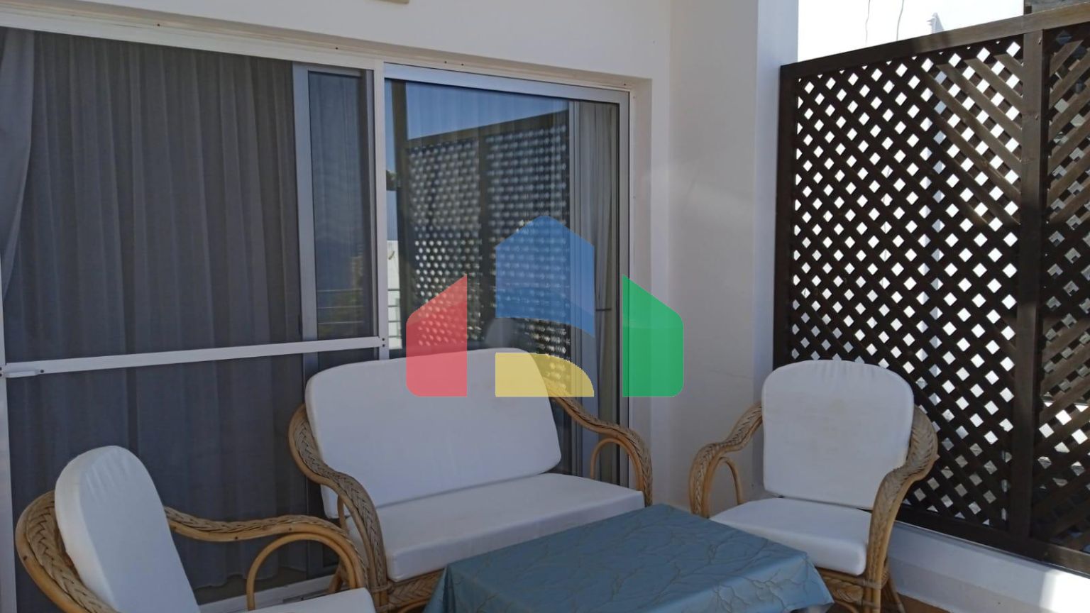 Готовая трехкомнатная квартира 65 м2 с террасой 35 м2 на первой береговой линии в Эсентепе