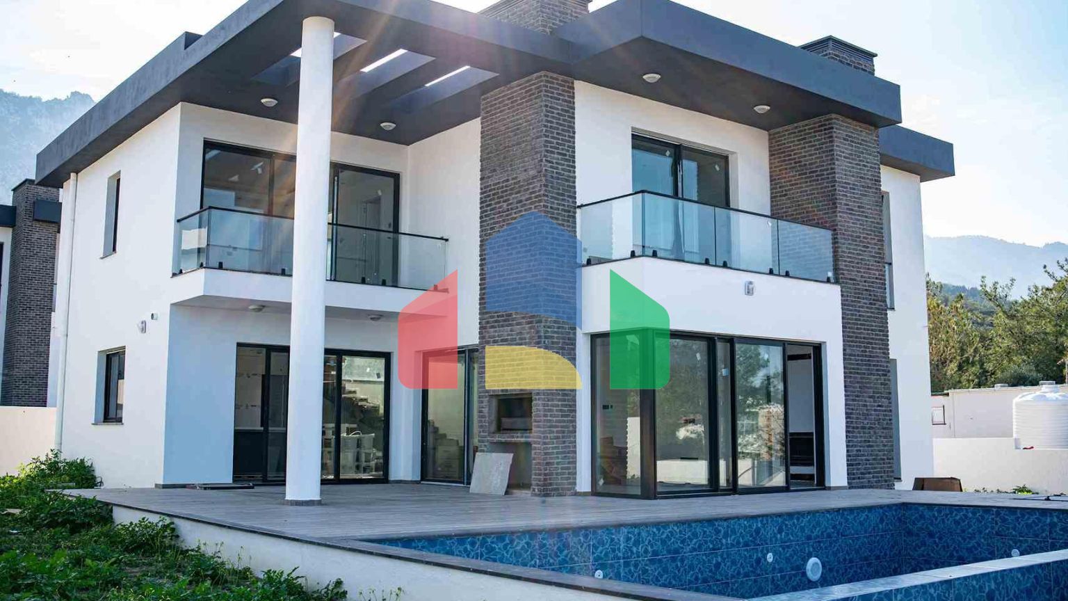 Вилла 4+1(310 м2) с бассейном в новом комплексе в 5 минутах от моря