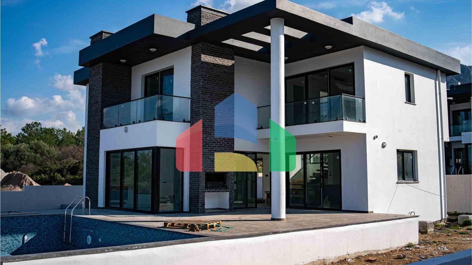 Вилла 4+1(310 м2) с бассейном в новом комплексе в 5 минутах от моря