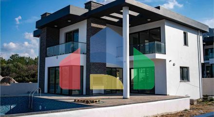 Вилла 4+1(310 м2) с бассейном в новом комплексе в 5 минутах от моря