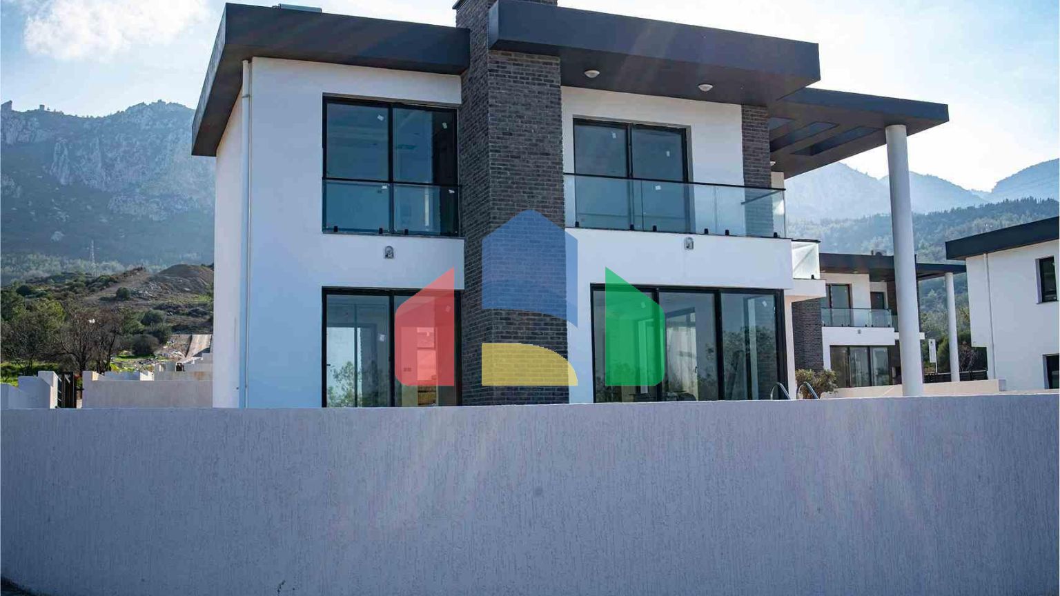 Вилла 4+1(310 м2) с бассейном в новом комплексе в 5 минутах от моря