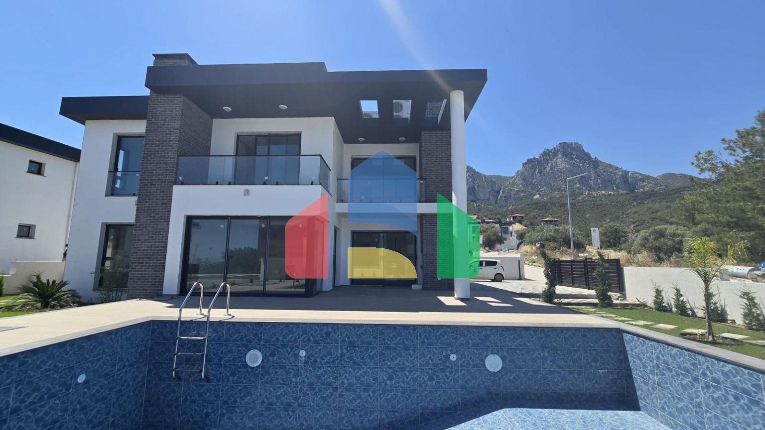 Вилла 4+1(310 м2) с бассейном в новом комплексе в 5 минутах от моря