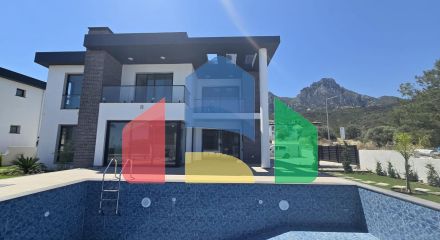 Вилла 4+1(310 м2) с бассейном в новом комплексе в 5 минутах от моря