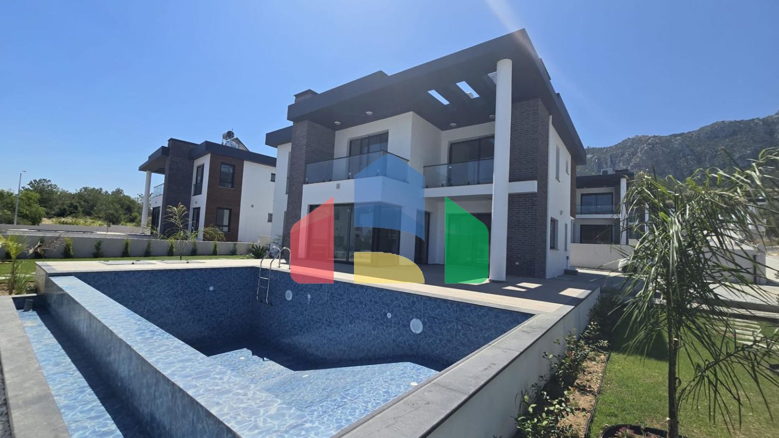 Вилла 4+1(310 м2) с бассейном в новом комплексе в 5 минутах от моря