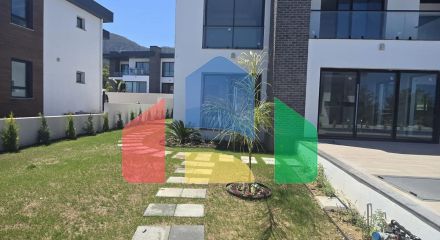 Вилла 4+1(310 м2) с бассейном в новом комплексе в 5 минутах от моря