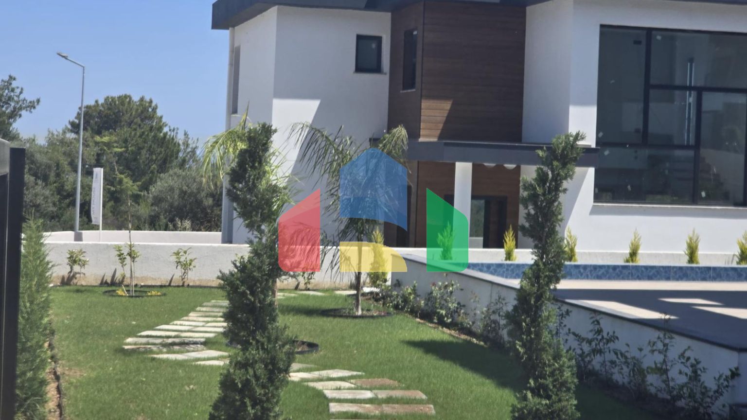 Вилла 4+1(310 м2) с бассейном в новом комплексе в 5 минутах от моря