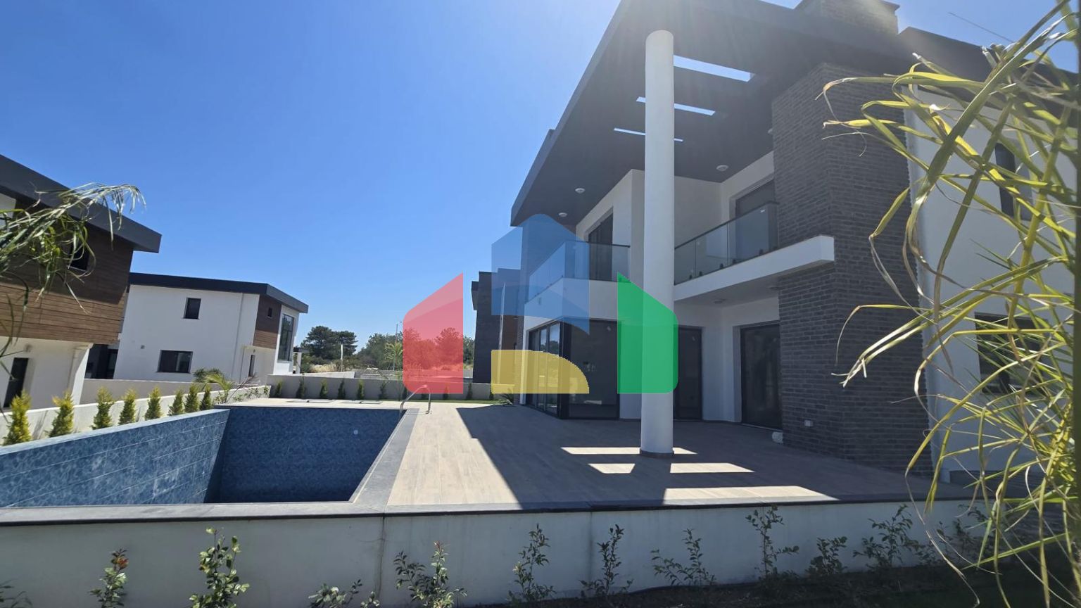 Вилла 4+1(310 м2) с бассейном в новом комплексе в 5 минутах от моря