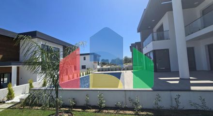 Вилла 4+1(310 м2) с бассейном в новом комплексе в 5 минутах от моря