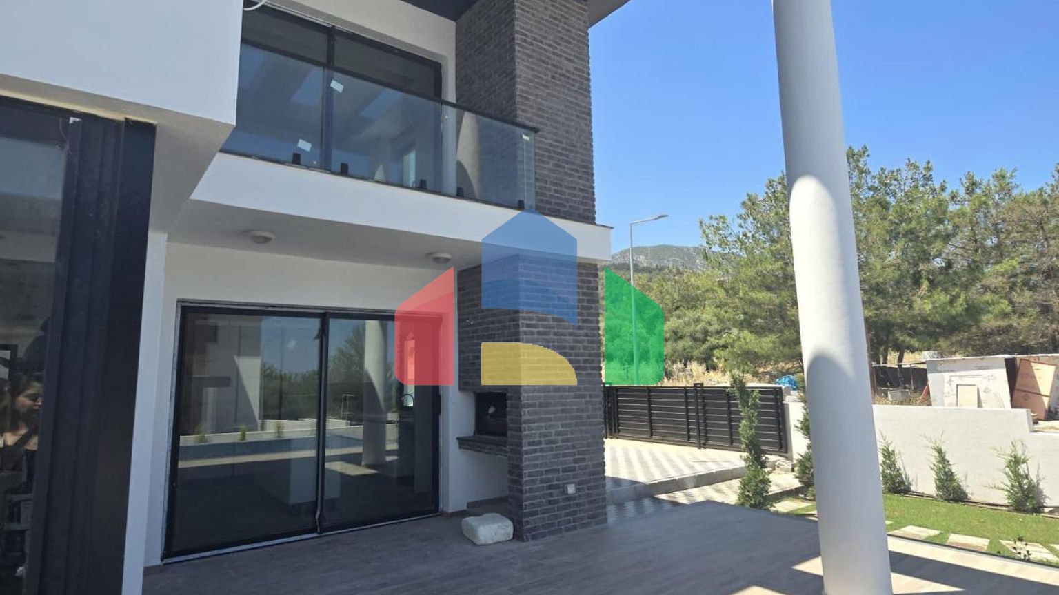 Вилла 4+1(310 м2) с бассейном в новом комплексе в 5 минутах от моря