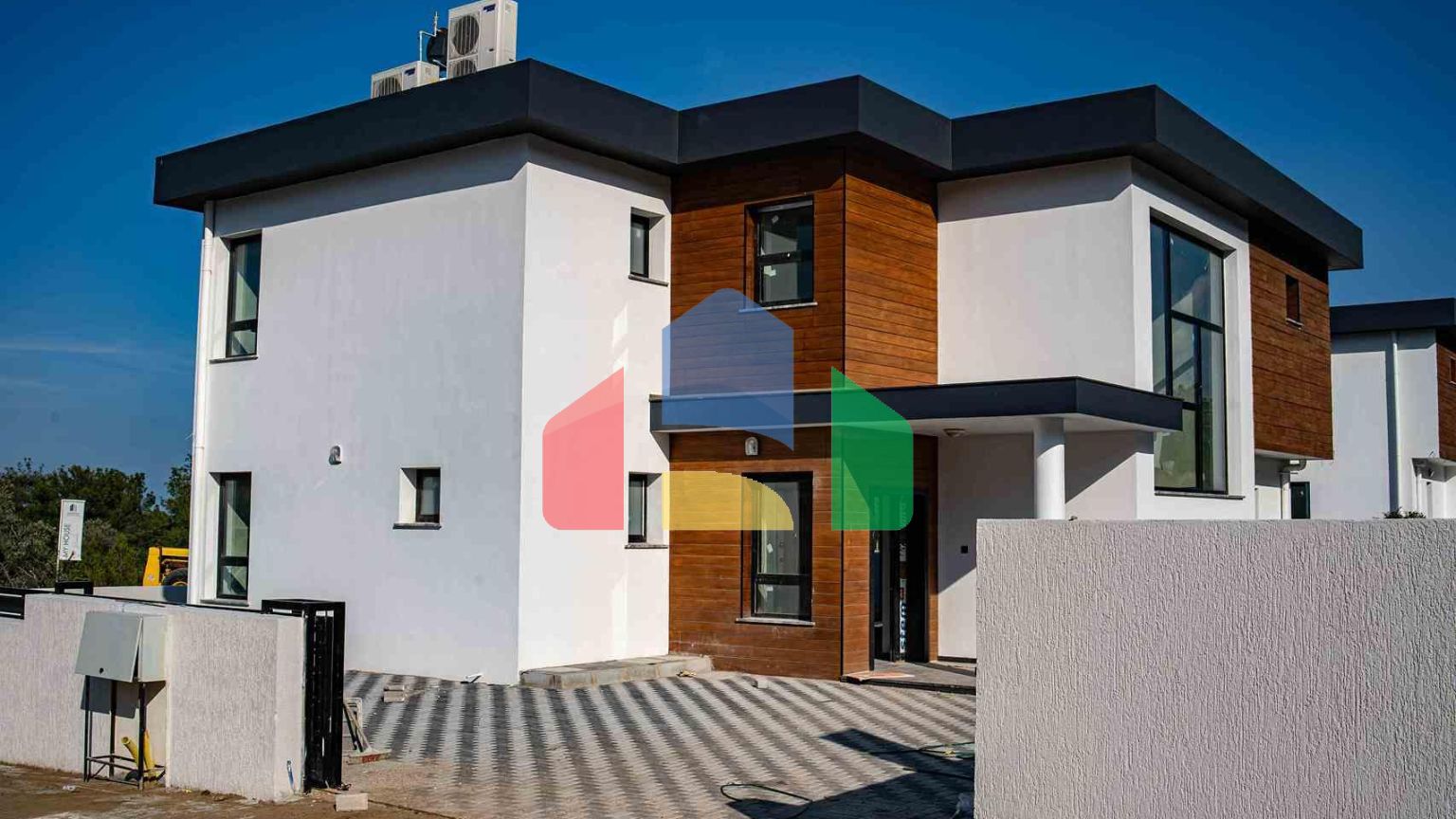 Вилла 4+1(310 м2) с бассейном в новом комплексе в 5 минутах от моря