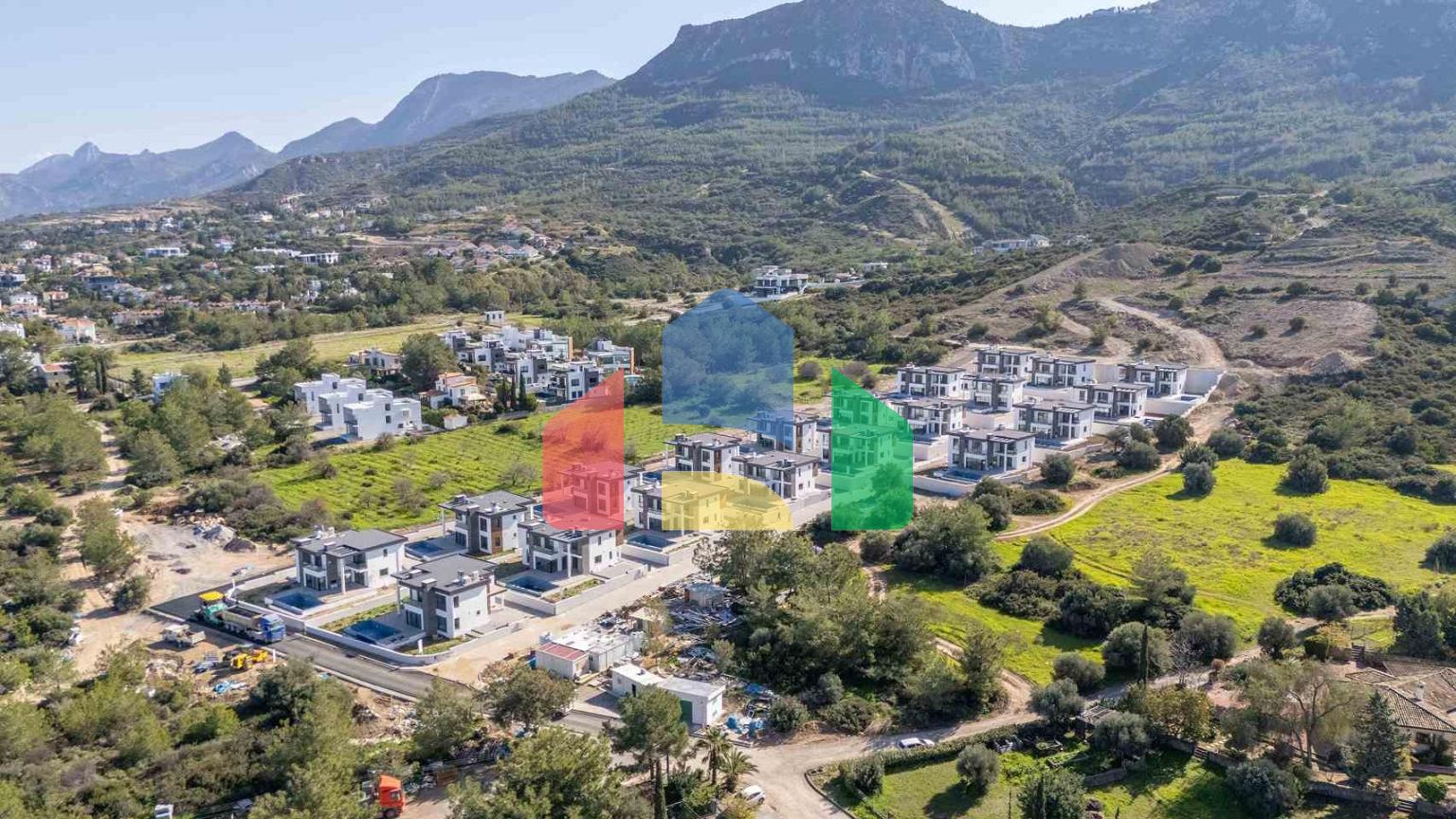 Вилла 4+1(310 м2) с бассейном в новом комплексе в 5 минутах от моря