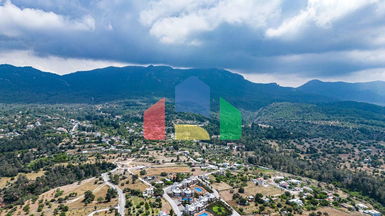 Трехкомнатная квартира 75 м2 с палисадником и террасой 8 м2 в новом комплексе у моря