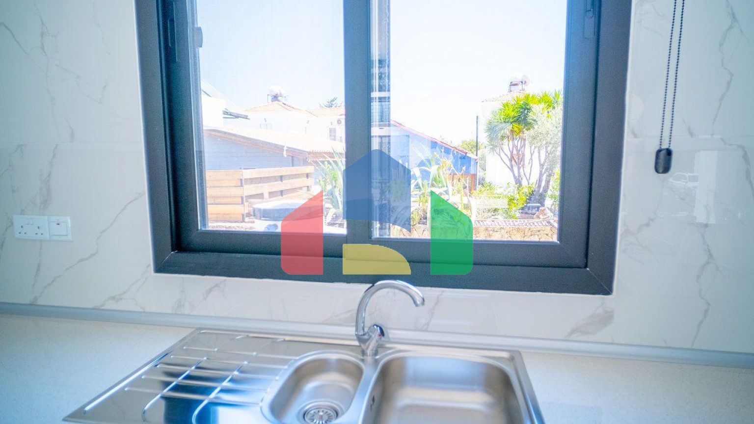 4-комнатная вилла 140 м2 с мебелью и техникой в Лапте