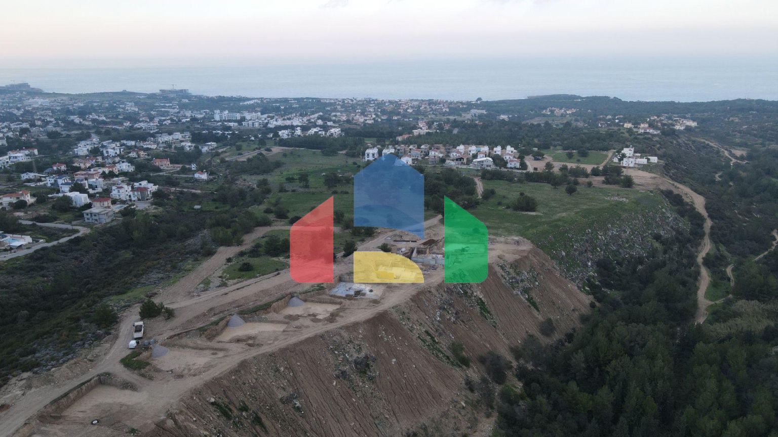 Современная вилла 3+1 (241 м2) с большой террасой и бассейном в Чаталкое