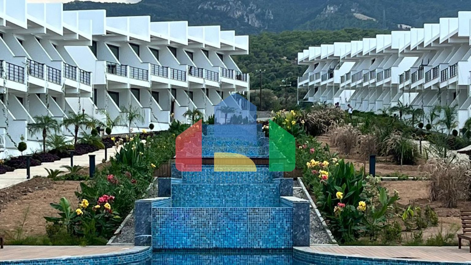 Студия 35 м2 с приватной террасой на крыше 35 м2 и балкон 8,5 м2 в уютном комплексе в Эсентепе