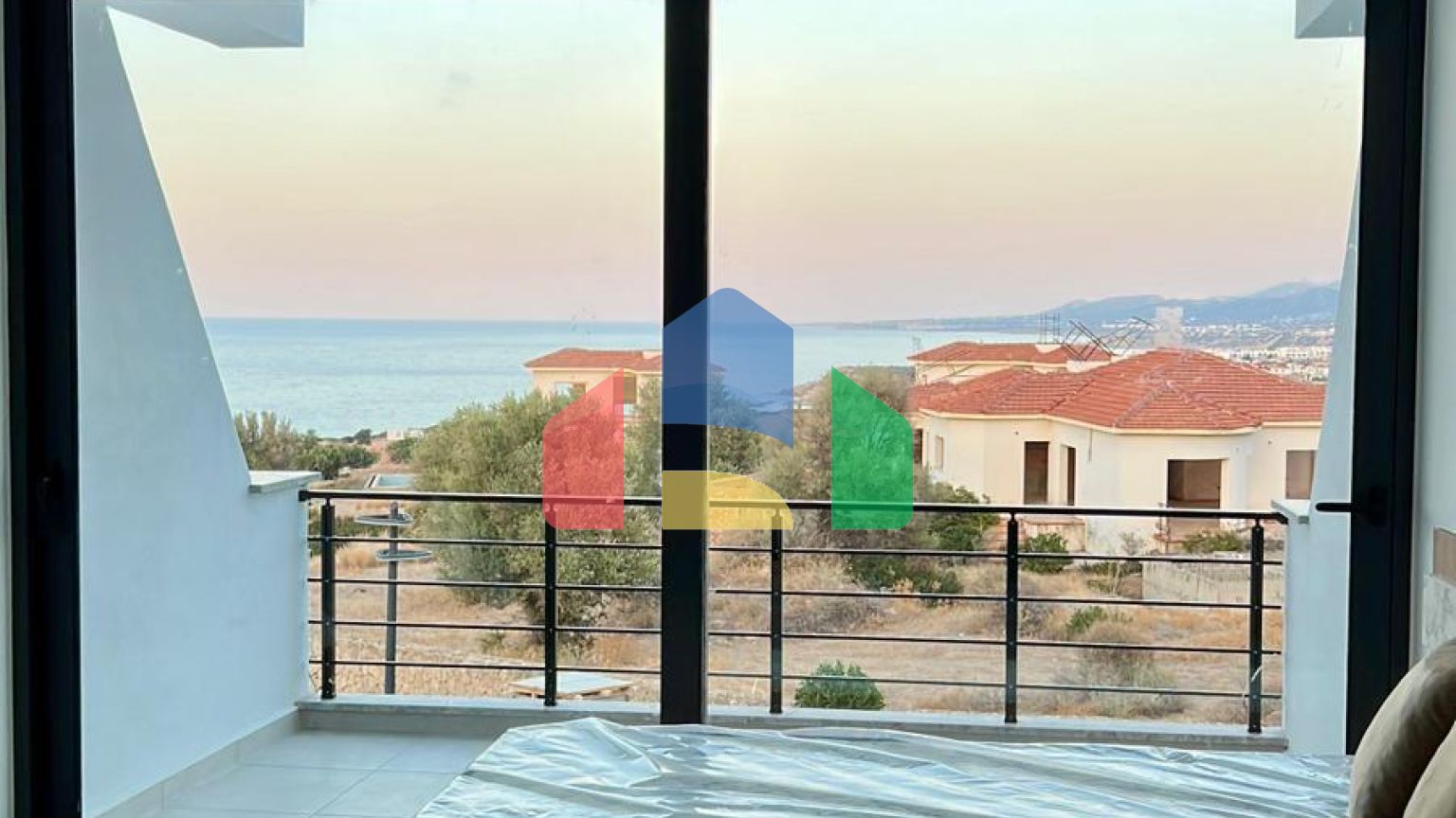 Студия 35 м2 с приватной террасой на крыше 35 м2 и балкон 8,5 м2 в уютном комплексе в Эсентепе