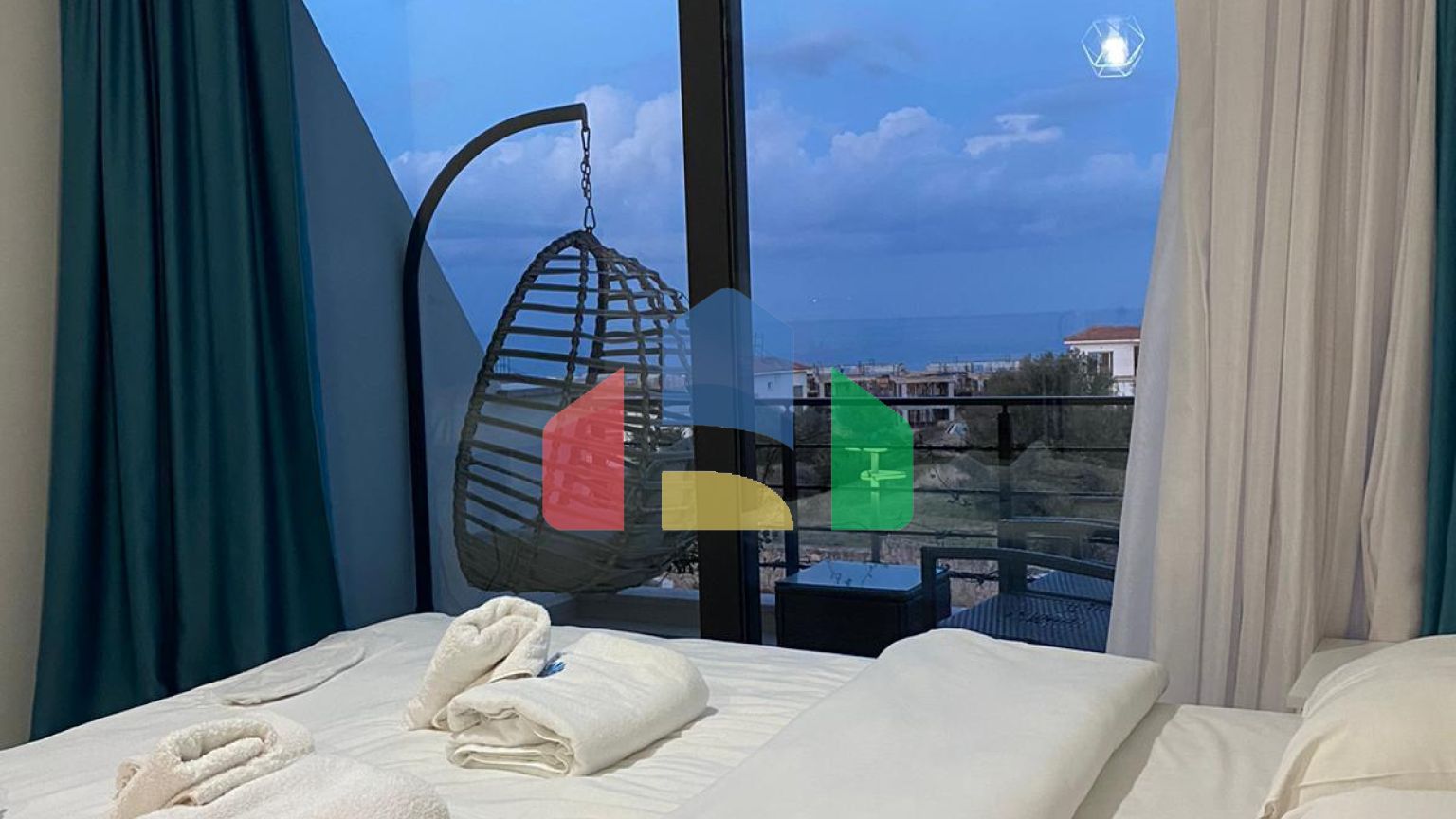 Студия 35 м2 с приватной террасой на крыше 35 м2 и балкон 8,5 м2 в уютном комплексе в Эсентепе