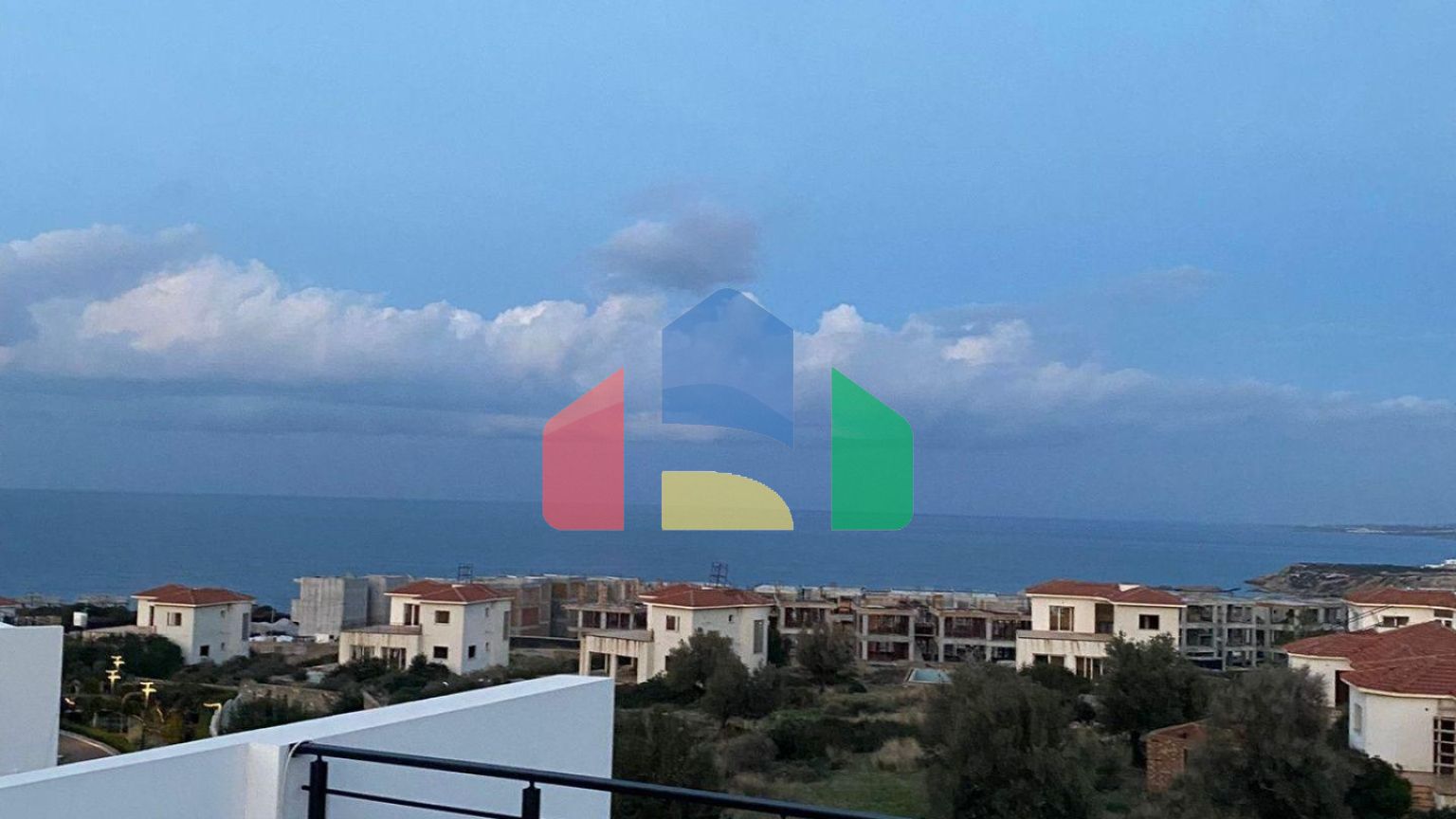 Студия 35 м2 с приватной террасой на крыше 35 м2 и балкон 8,5 м2 в уютном комплексе в Эсентепе