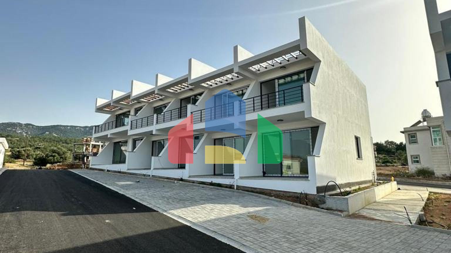 Студия 35 м2 с приватной террасой на крыше 35 м2 и балкон 8,5 м2 в уютном комплексе в Эсентепе