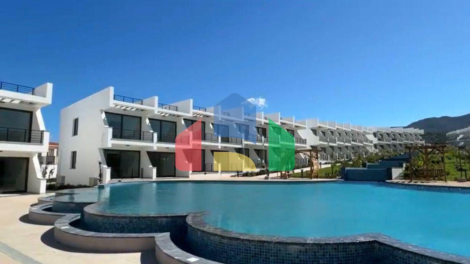 Студия 35 м2 с приватной террасой на крыше 35 м2 и балкон 8,5 м2 в уютном комплексе в Эсентепе