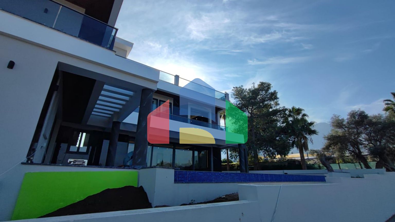 Роскошная вилла 4+1 (440 м2) с большим бассейном в живописном районе Кирении