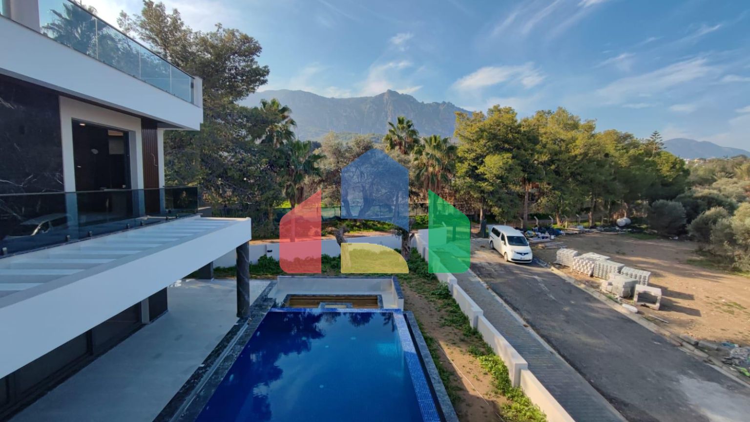 Роскошная вилла 4+1 (440 м2) с большим бассейном в живописном районе Кирении