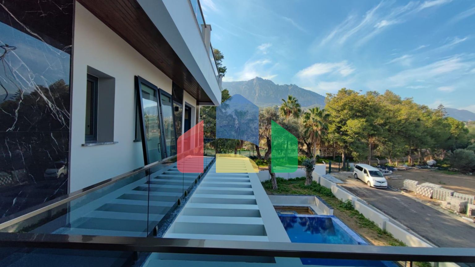 Роскошная вилла 4+1 (440 м2) с большим бассейном в живописном районе Кирении