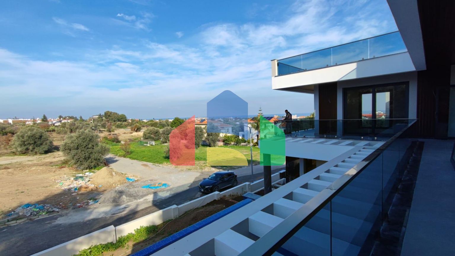 Роскошная вилла 4+1 (440 м2) с большим бассейном в живописном районе Кирении