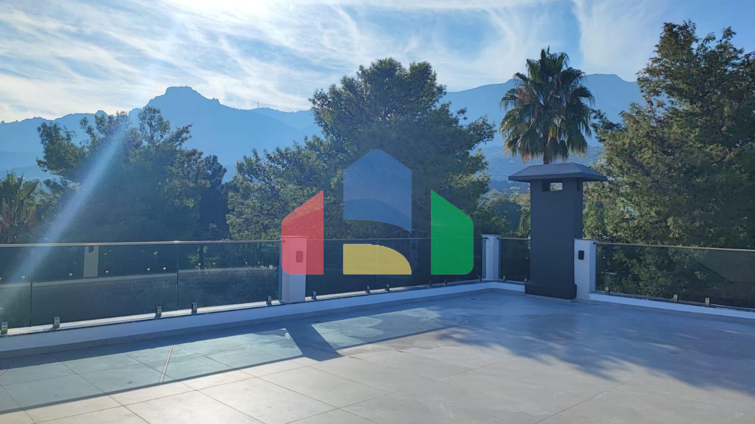 Роскошная вилла 4+1 (440 м2) с большим бассейном в живописном районе Кирении